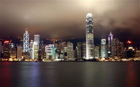 香港美麗的城市，高樓林立，夜晚，燈光，河