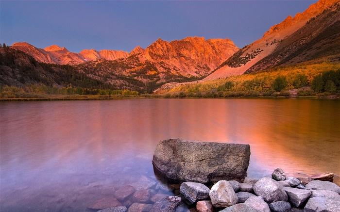 湖，清澈的水，石頭，山，黃昏 桌布 圖片