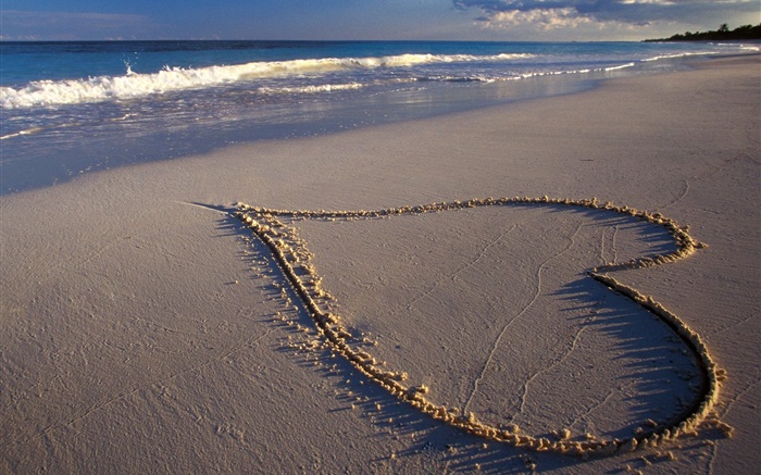 愛的心，沙灘，大海 桌布 圖片