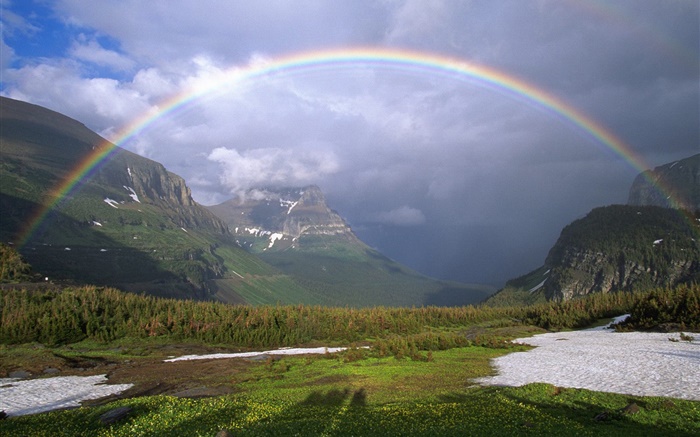 彩虹，山，樹，草，雲 桌布 圖片