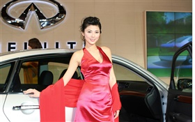 紅色的禮服的中國女孩與汽車