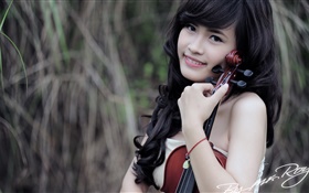 微笑亞洲女孩，音樂，小提琴