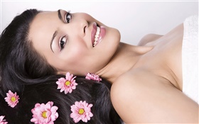 微笑的女人，粉紅色的花朵，頭髮，SPA主題 高清桌布