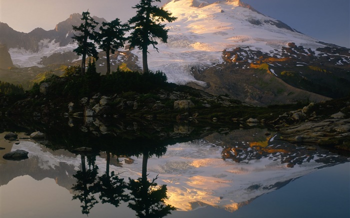 雪山，樹木，湖泊，水中的倒影，黃昏 桌布 圖片