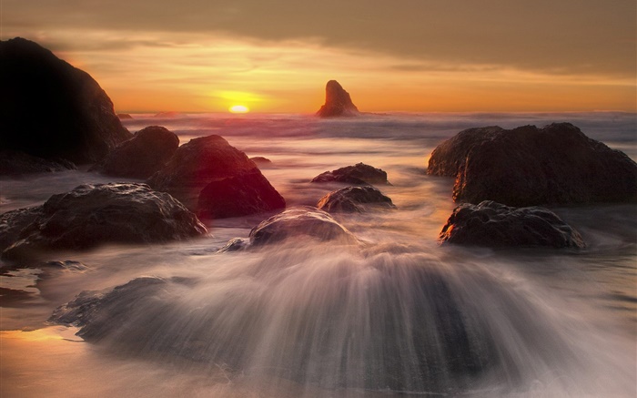 夕陽海岸，石頭，波 桌布 圖片