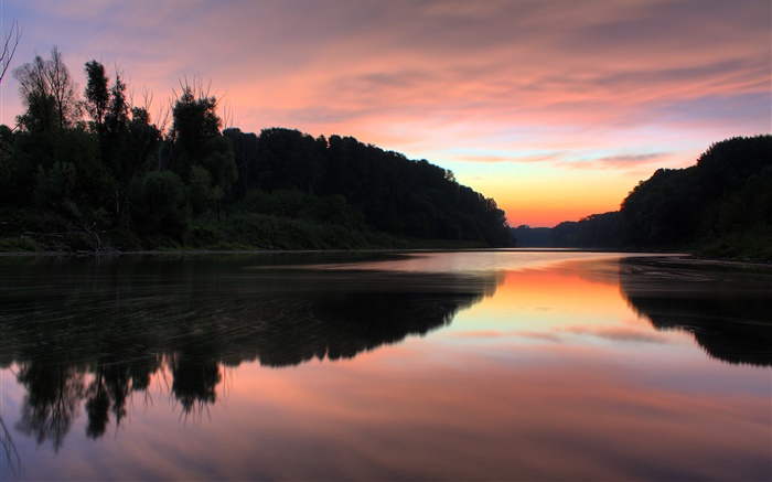 夕陽美景，河流，樹木，紅色的天空，水中的倒影 桌布 圖片