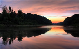 夕陽美景，河流，樹木，紅色的天空，水中的倒影