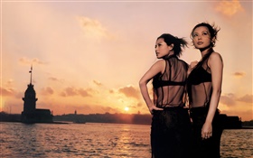 兩個亞洲女孩，日落，河，風
