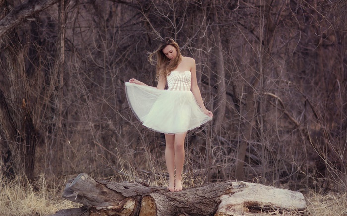 白色連衣裙的女孩，森林，寂寞 桌布 圖片