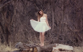 白色連衣裙的女孩，森林，寂寞