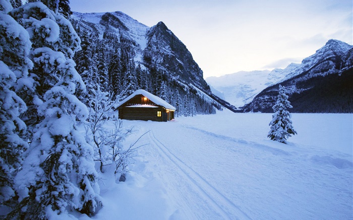 冬季，厚厚的積雪，房子，黃昏 桌布 圖片