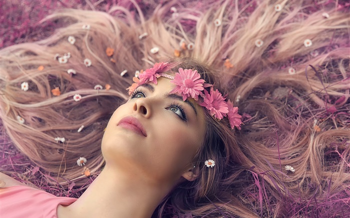 女孩躺在地上，嘴唇，花圈，鮮花，長長的頭髮 桌布 圖片
