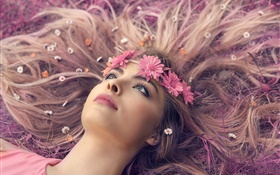 女孩躺在地上，嘴唇，花圈，鮮花，長長的頭髮