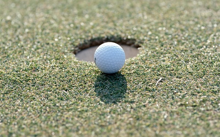 在草地上高爾夫球 桌布 圖片