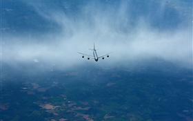 KC-135R加油機在空中，飛機