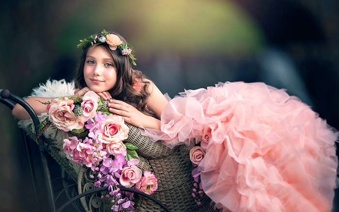 粉紅色連衣裙的女孩，鮮花，花圈 桌布 圖片