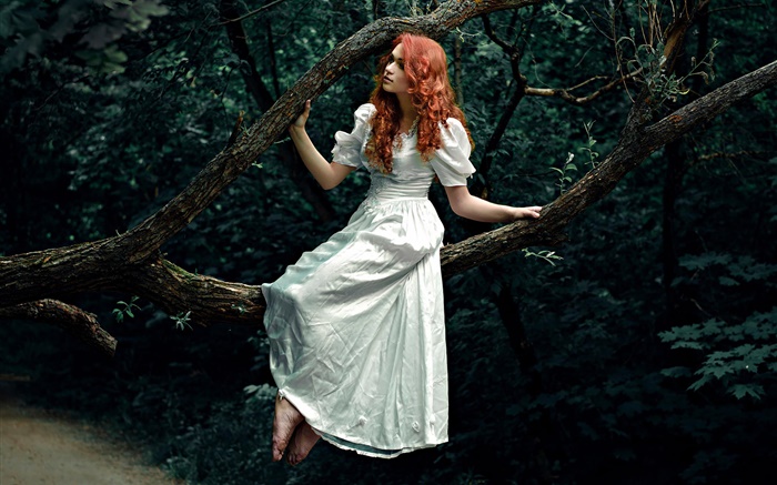 紅頭髮的女孩，白色禮服，森林，樹 桌布 圖片