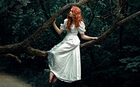 紅頭髮的女孩，白色禮服，森林，樹 高清桌布