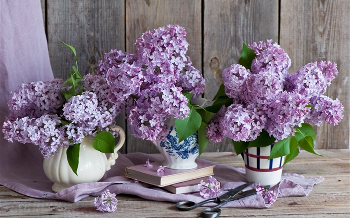 花瓶，丁香，紫色的花，書，剪刀 桌布 圖片