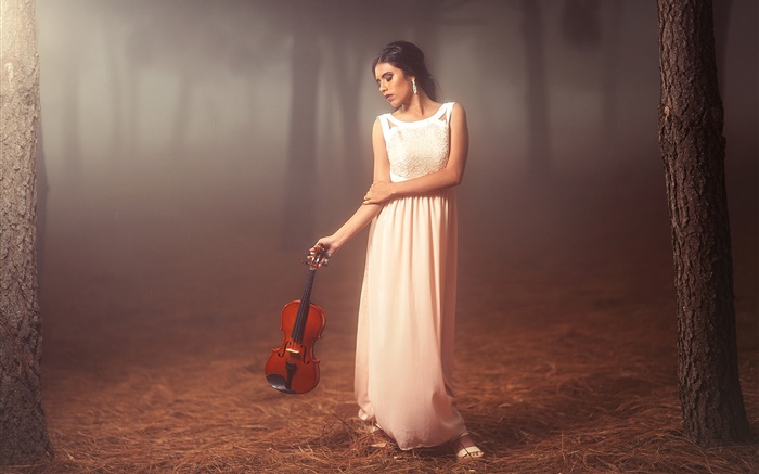 白色連衣裙的女孩在森林裡，小提琴，情緒 桌布 圖片