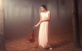 白色連衣裙的女孩在森林裡，小提琴，情緒
