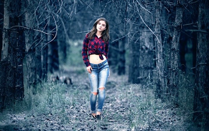 年輕女孩在神秘的森林，散步，牛仔褲，腹部，襯衫 桌布 圖片