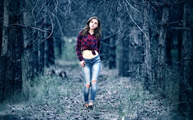 年輕女孩在神秘的森林，散步，牛仔褲，腹部，襯衫