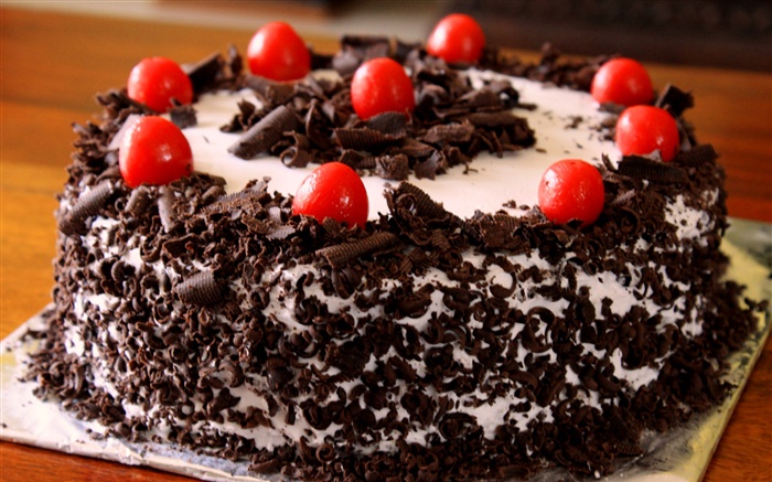 黑森林蛋糕，紅色漿果 桌布 圖片