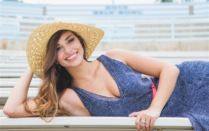 藍裙子微笑的女孩，帽子，夏天 桌布 圖片