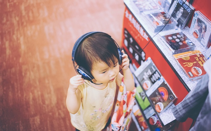 可愛的男孩聽音樂，耳機 桌布 圖片