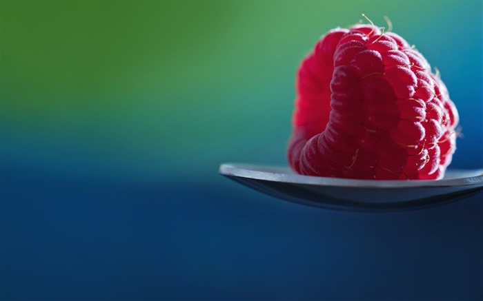 一紅樹莓，勺子 桌布 圖片