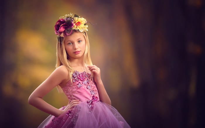 紫色長裙的小女孩，花圈，孩子 桌布 圖片