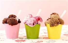 三種冰淇淋，巧克力，覆盆子，甜點