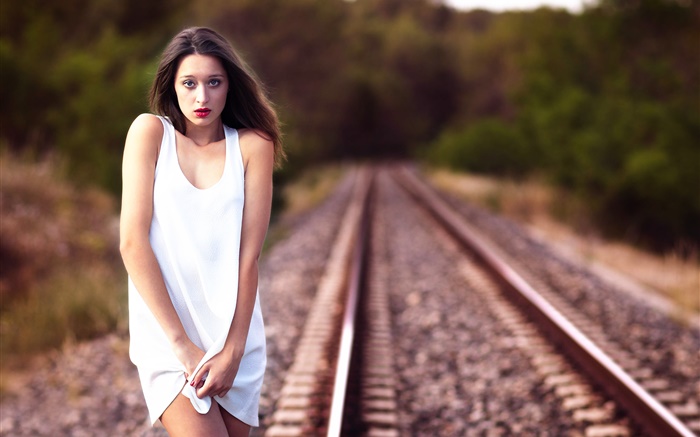 白色連衣裙的女孩在鐵路 桌布 圖片