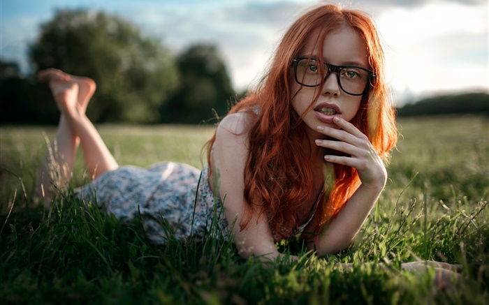 紅發女孩躺在草地上，眼鏡 桌布 圖片
