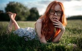 紅發女孩躺在草地上，眼鏡 高清桌布