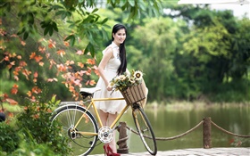 微笑亞洲女孩，白色的衣服，自行車，公園 高清桌布