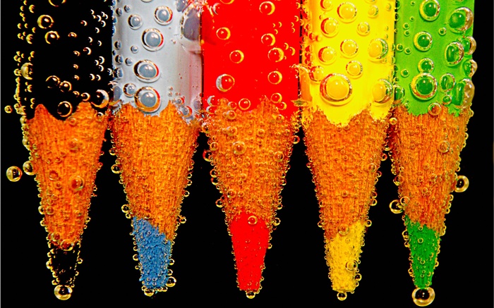 五顏六色的鉛筆，水滴 桌布 圖片