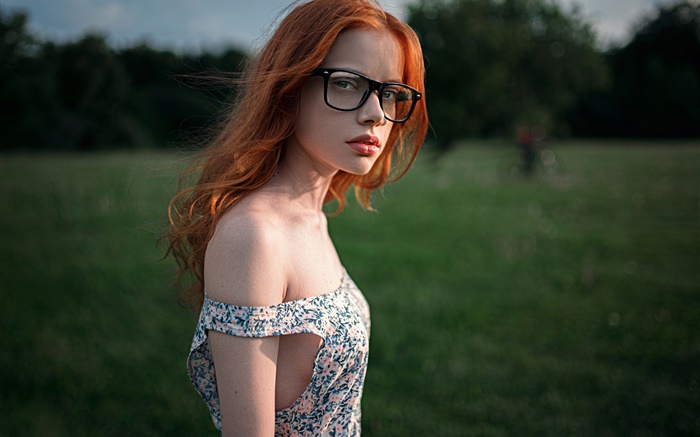 紅頭髮的女孩，眼鏡 桌布 圖片