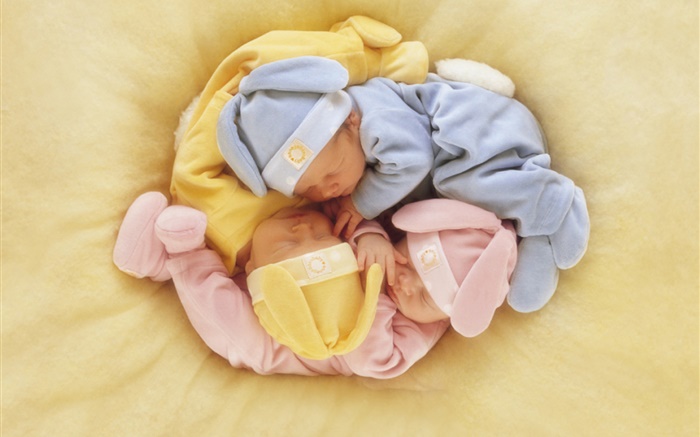 三個逗人喜愛的嬰孩睡覺 桌布 圖片