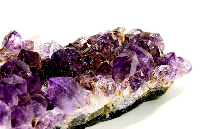 紫水晶誕生石，白色背景 桌布 圖片