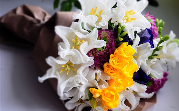 花束開花，白色和黃色鬱金香 桌布 圖片