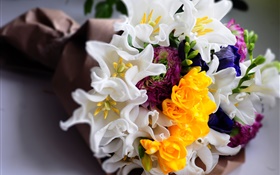 花束開花，白色和黃色鬱金香 高清桌布