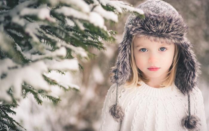 冬天兒童女孩，雪，帽子，毛衣，樹 桌布 圖片