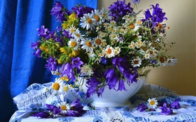 白色黃色藍色花，花瓶