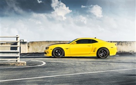 雪佛蘭Camaro RS黃色車側視圖 高清桌布
