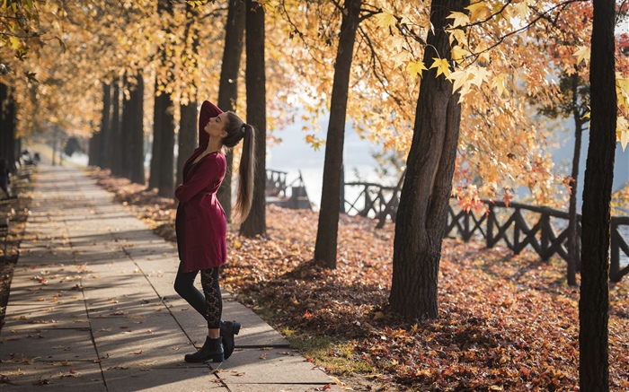 紅色禮服女孩，舞蹈，公園，樹木，秋天 桌布 圖片