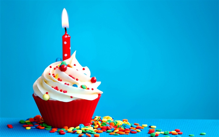 生日蛋糕，奶油，蠟燭，火焰，藍色背景 桌布 圖片