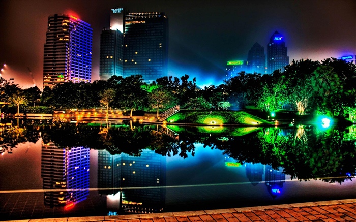 美麗的夜晚的城市，建築物，池塘，燈光，樹木，公園 桌布 圖片
