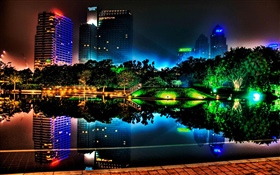 美麗的夜晚的城市，建築物，池塘，燈光，樹木，公園 高清桌布